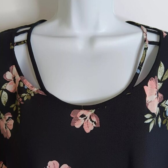 SO Tee Shirt Top Blouse M Short Sleeve Floral LIGHTWEIGHT Black Pink Keyhole - Picture 4 of 4